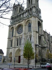280px-Collegiale_Mantes_110404
