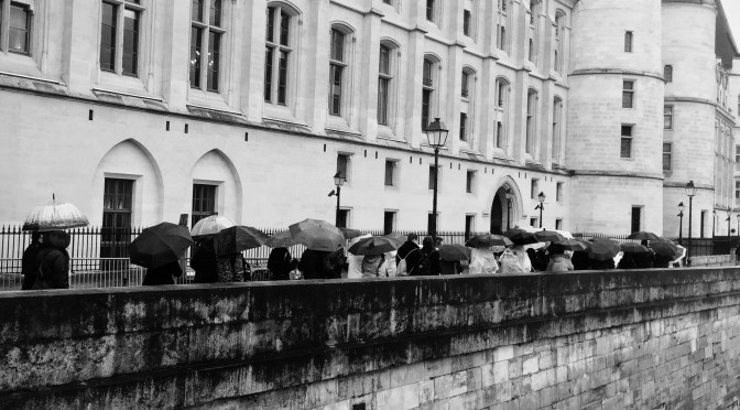 Une traversée de Paris très black et flaques
