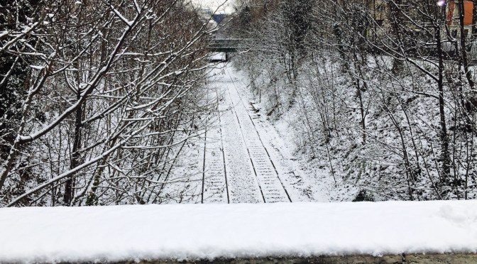 voie ferre desaffectee à Paris. rando sous la neige
