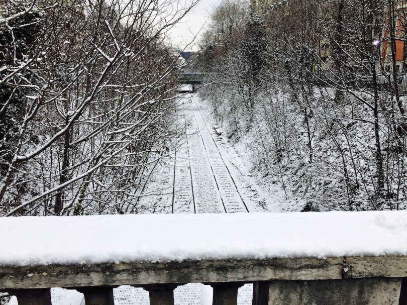 voie ferre desaffectee à Paris. rando sous la neige